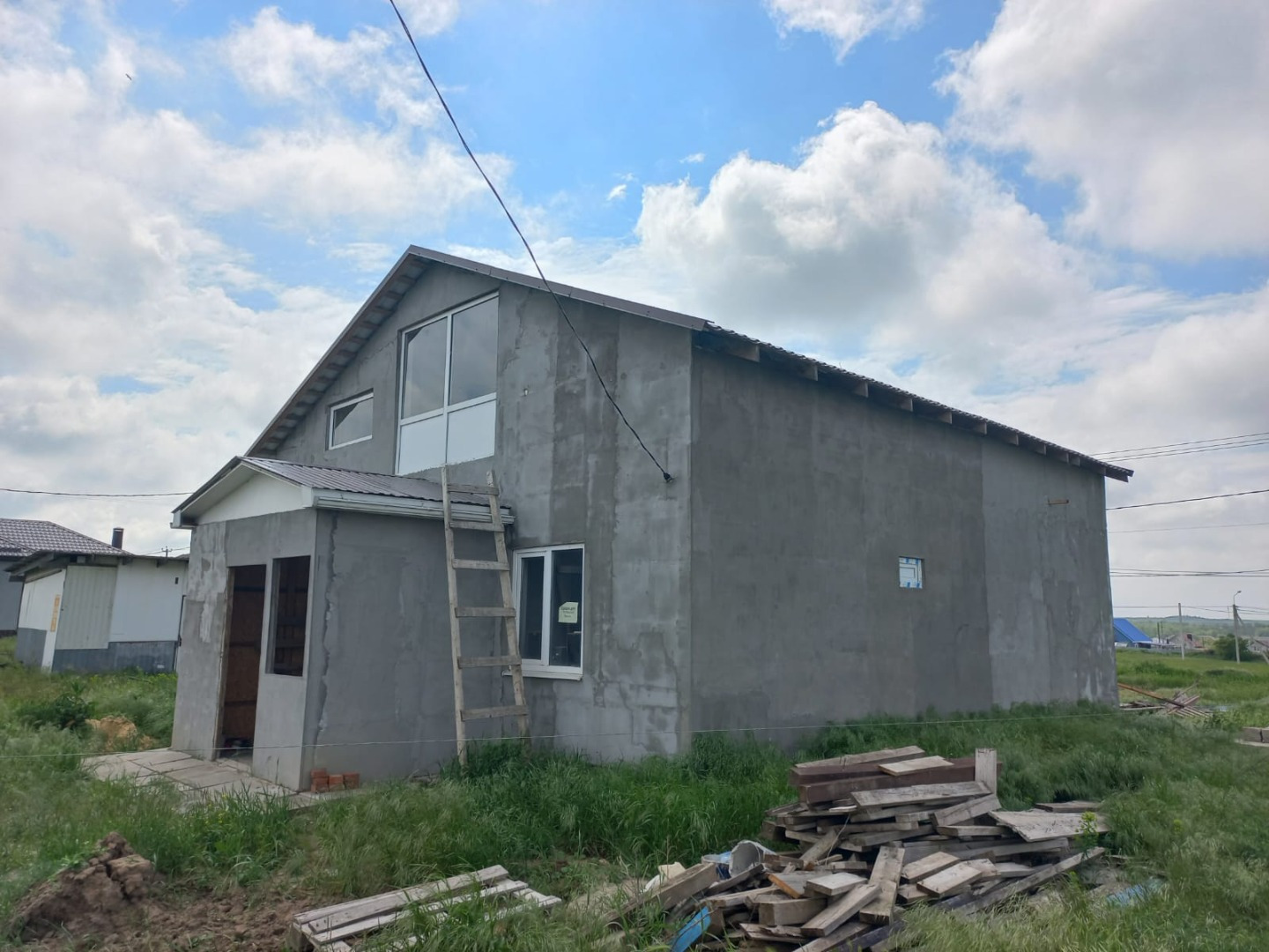 Продается  2-х этажный дом 102,5 кв.м., 2025 г., постройки, расположенный на земельном участке 4,5 сот. Категория земель: Земли населенных пунктов. Вид разрешенного использования: Для ведения личного подсобного хозяйства.  Участок 2-х фасадный, правильной формы, фасад 17/26м.  
На первом этаже три к