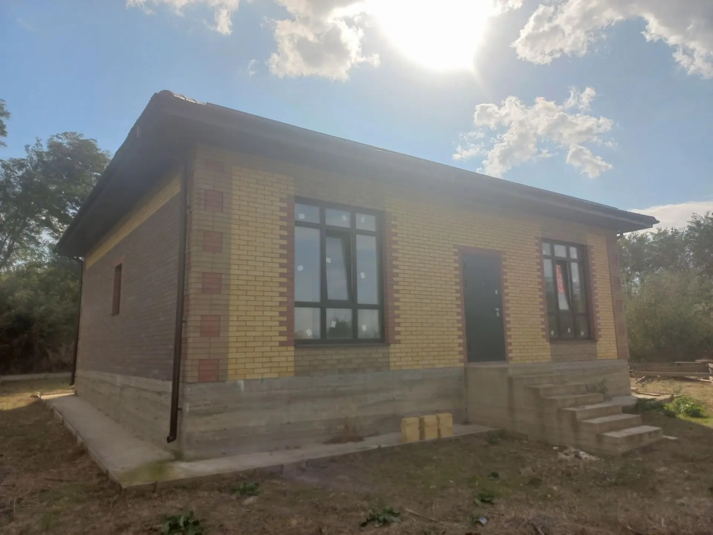 Продается дом 95,8 кв.м., расположенный на земельном участке 8 сот., категория земель - земли населенных пунктов, для индивидуального жилищного строительства. В доме 3 комнаты, кухня-гостиная с выходом на террасу, с/у совместный. Отделка предчистовая, есть возможность выполнить чистовой ремонт, по с