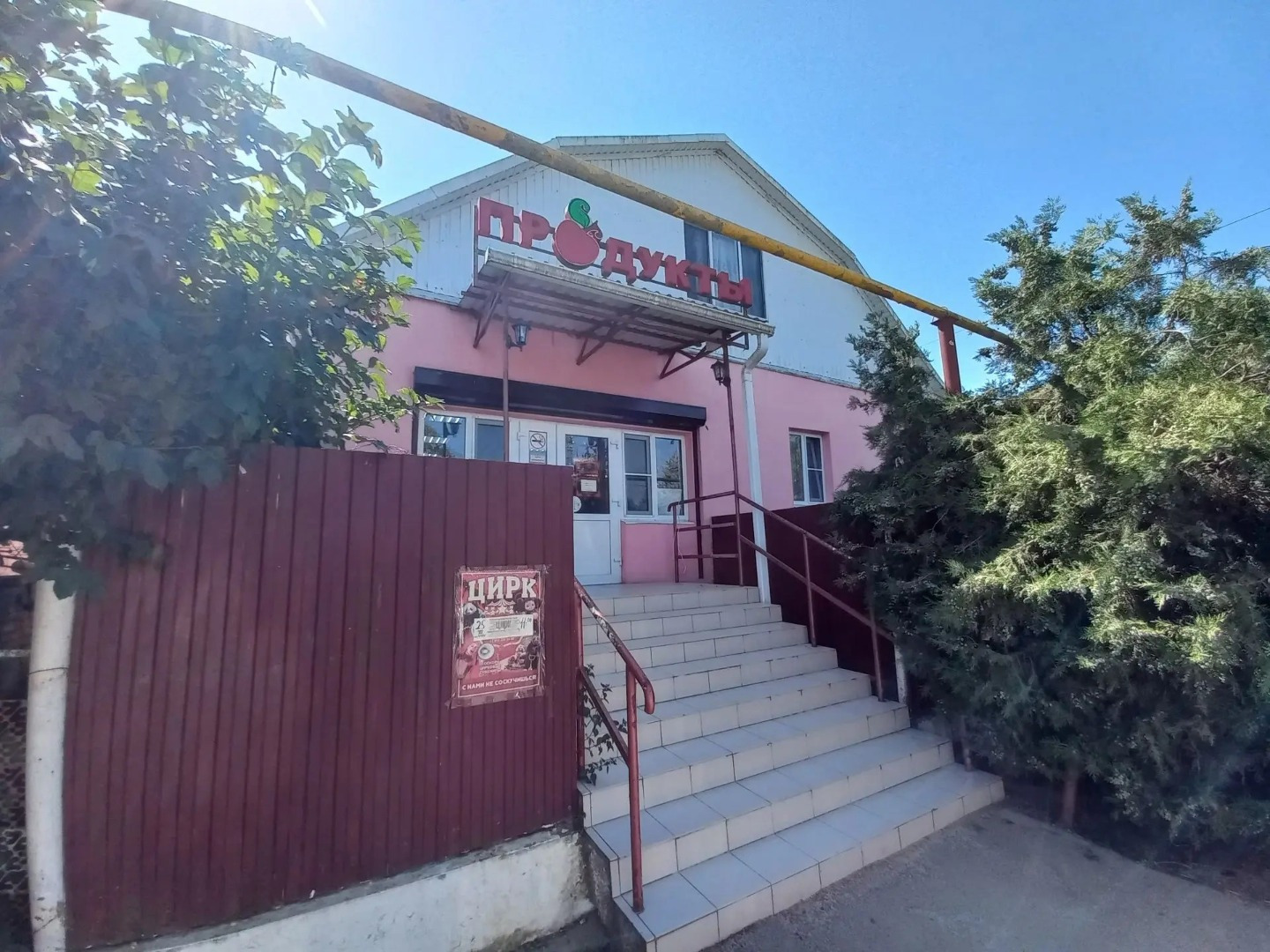 Продается дом 66,3 кв. м., с мансардной крышей 50 кв.м расположенный на земельном участке 15 сот., фруктовый сад, вид разрешенного использования для ведения личного подсобного хозяйства. 
В доме 2 комнаты, зал, кухня, с/у совместный, отдельный вход на мансардную крышу. К дому пристроено здание под м